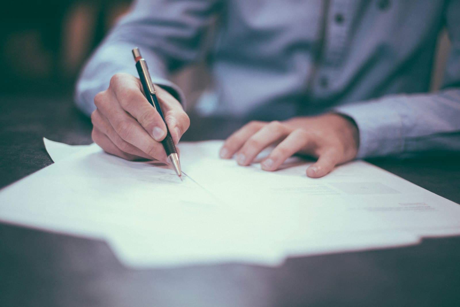 Unterlagen und Stift auf einem Schreibtisch – Abrechnung prüfen