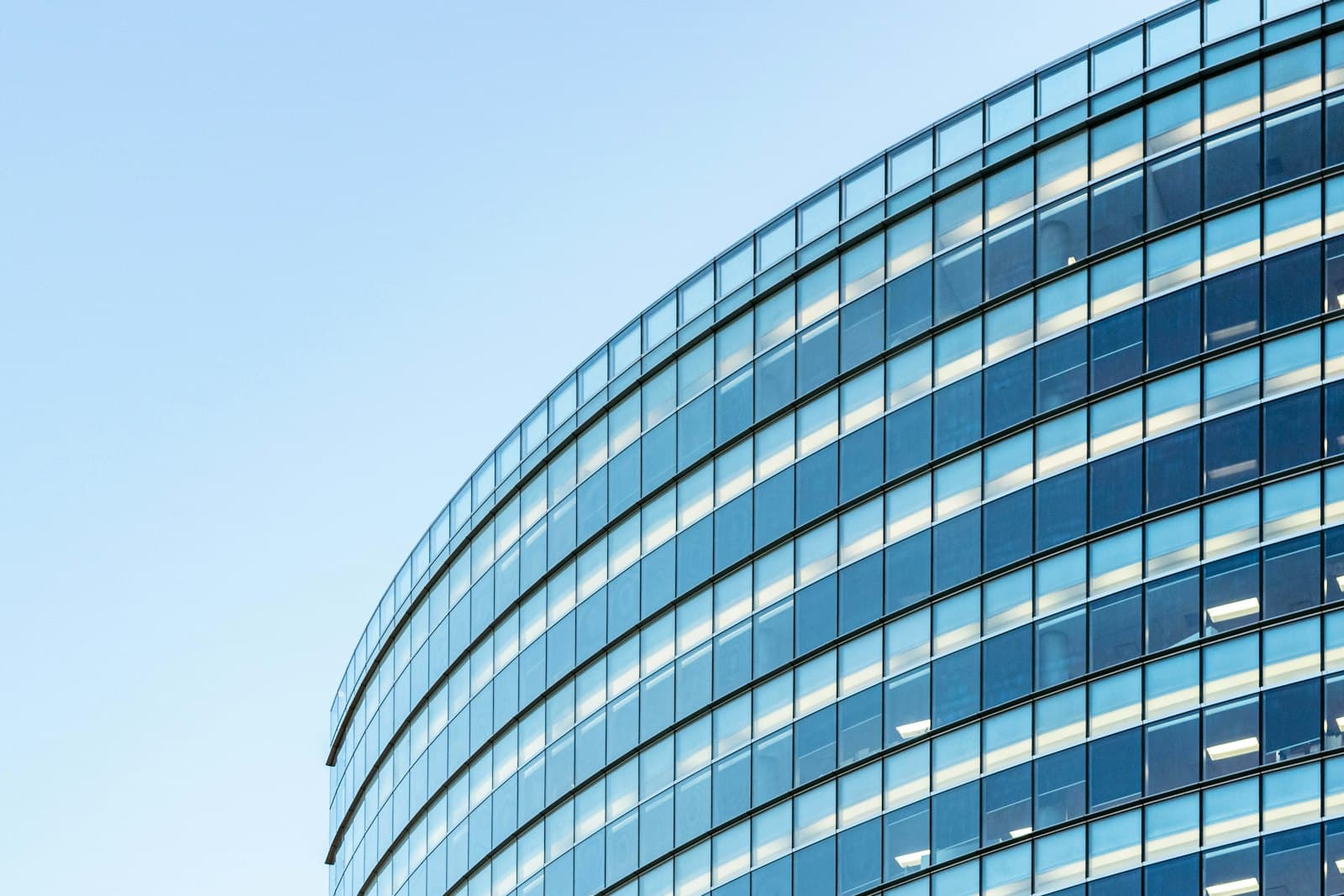 Glasfassade eines modernen Bürogebäudes — Nebenkosten bei Geschäftsliegenschaften