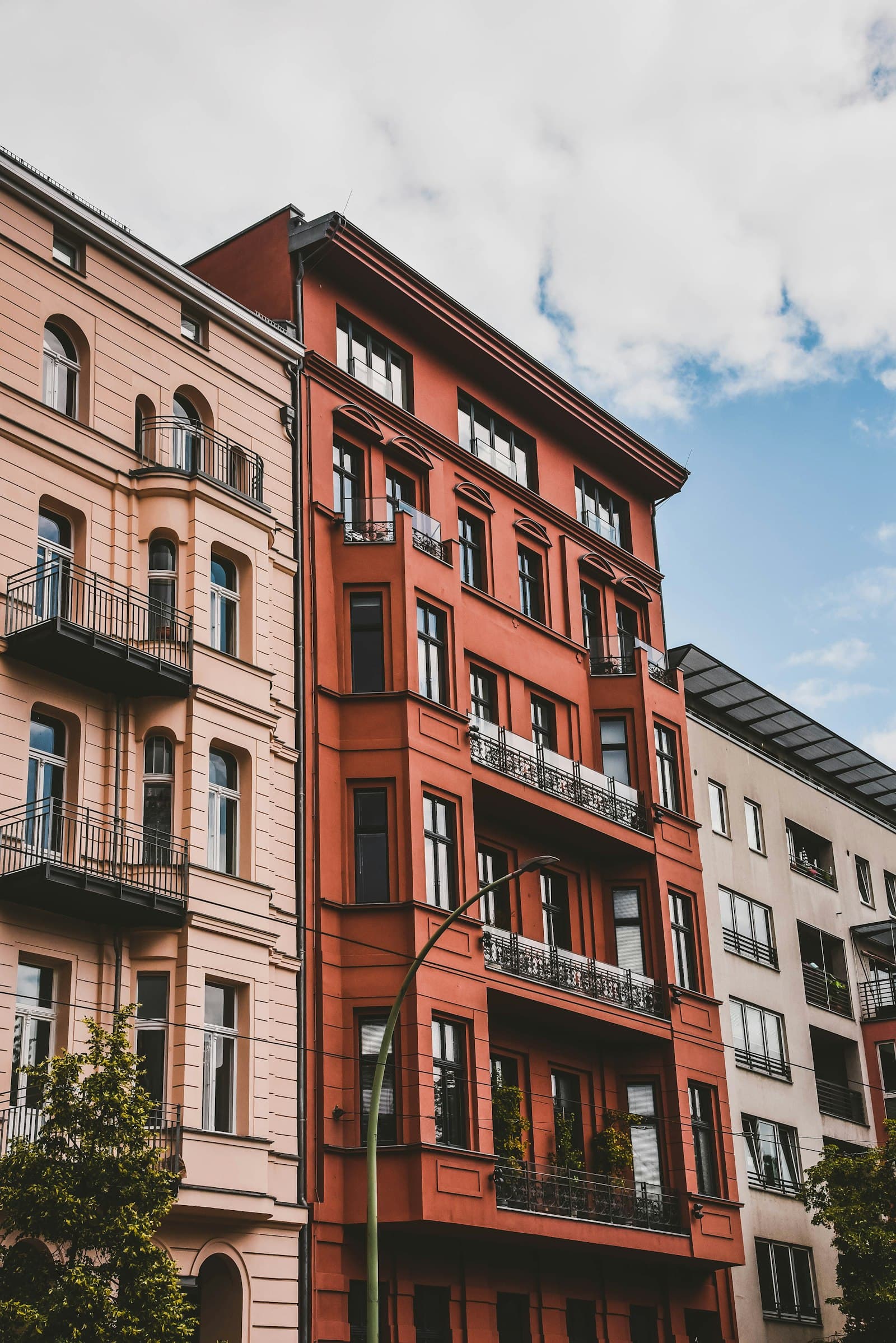 Fassade eines mehrstöckigen Wohnhauses — Nebenkosten betreffen den Betrieb der Liegenschaft
